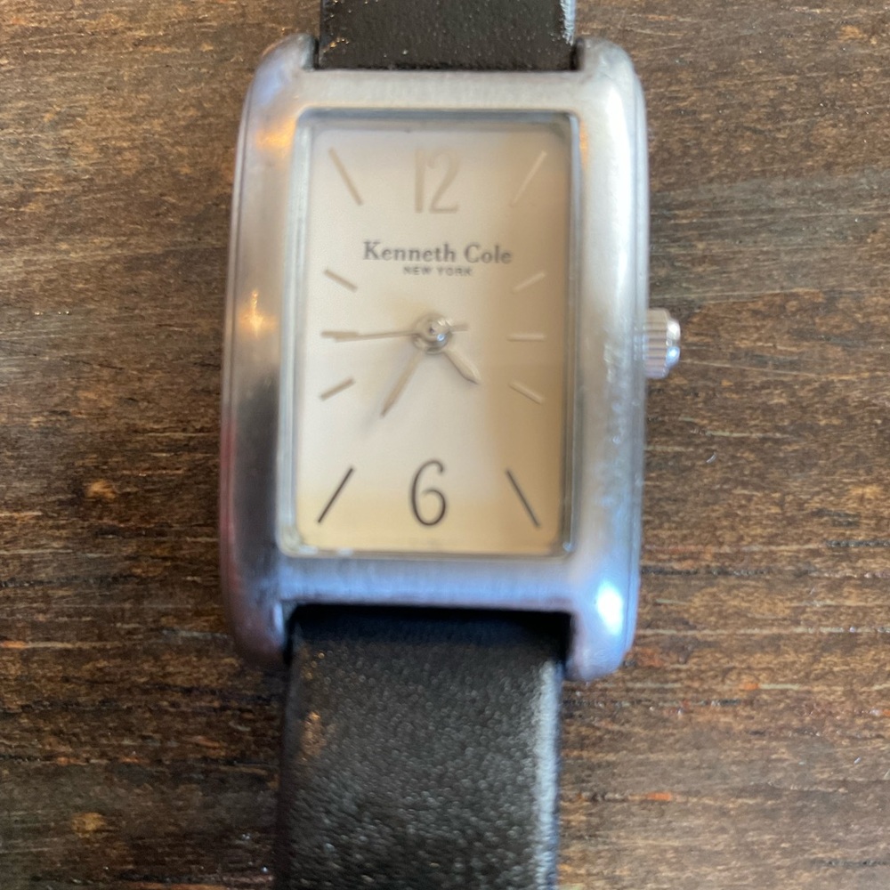 Black leather Watch Kenneth Cole Silver. Needs battery